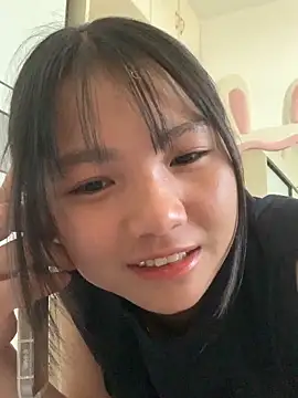 Snapshot of Emlyly-18 chatting on 09/22/25, 08:38 Emlyly-18 online show from 09/22/25, 08:38