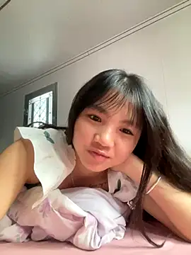 Snapshot of Emlyly-18 chatting on 09/23/25, 02:14 Emlyly-18 online show from 09/23/25, 02:14