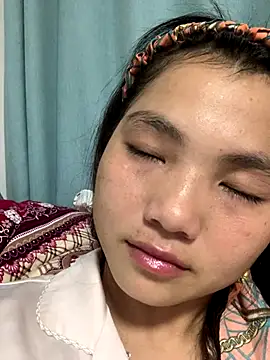 Snapshot of Emlyly-18 chatting on 09/29/25, 04:12 Emlyly-18 online show from 09/29/25, 04:12