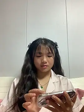 Snapshot of Emlyly-18 chatting on 09/30/25, 05:23 Emlyly-18 online show from 09/30/25, 05:23