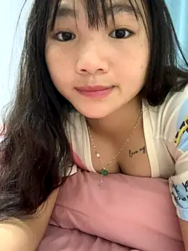 Snapshot of Emlyly-18 chatting on 10/02/25, 04:19 Emlyly-18 online show from 10/02/25, 04:19