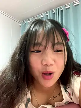 Snapshot of Emlyly-18 chatting on 10/04/25, 02:42 Emlyly-18 online show from 10/04/25, 02:42