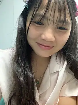 Snapshot of Emlyly-18 chatting on 10/05/25, 02:48 Emlyly-18 online show from 10/05/25, 02:48