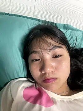 Snapshot of Emlyly-18 chatting on 10/07/25, 12:24 Emlyly-18 online show from 10/07/25, 12:24