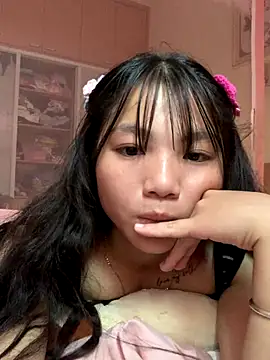 Snapshot of Emlyly-18 chatting on 10/08/25, 12:52 Emlyly-18 online show from 10/08/25, 12:52