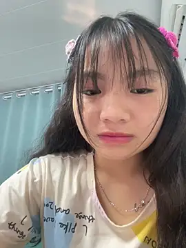 Snapshot of Emlyly-18 chatting on 10/09/25, 12:52 Emlyly-18 online show from 10/09/25, 12:52