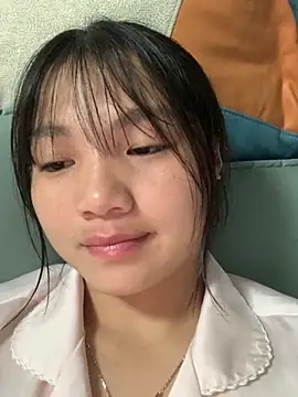 Snapshot of Emlyly-18 chatting on 10/09/25, 04:05 Emlyly-18 online show from 10/09/25, 04:05