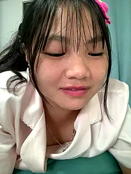 Snapshot of Emlyly-18 chatting on 10/10/25, 04:11 Emlyly-18 online show from 10/10/25, 04:11