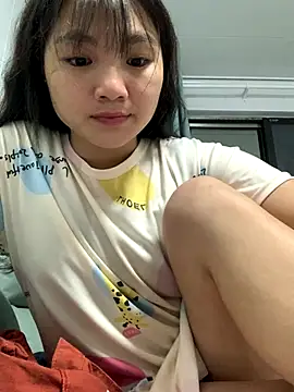 Snapshot of Emlyly-18 chatting on 10/11/25, 03:10 Emlyly-18 online show from 10/11/25, 03:10