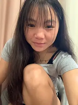 Snapshot of Emlyly-18 chatting on 10/13/25, 01:27 Emlyly-18 online show from 10/13/25, 01:27