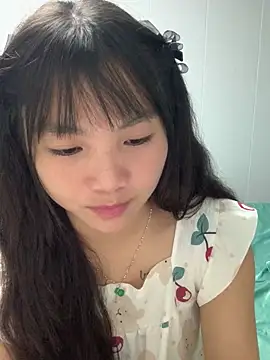 Snapshot of Emlyly-18 chatting on 10/15/25, 01:33 Emlyly-18 online show from 10/15/25, 01:33