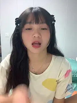 Snapshot of Emlyly-18 chatting on 10/16/25, 02:51 Emlyly-18 online show from 10/16/25, 02:51