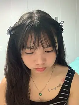 Snapshot of Emlyly-18 chatting on 10/17/25, 04:15 Emlyly-18 online show from 10/17/25, 04:15