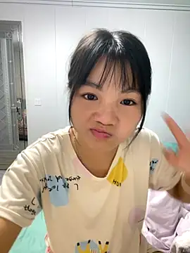 Snapshot of Emlyly-18 chatting on 10/18/25, 04:04 Emlyly-18 online show from 10/18/25, 04:04