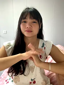 Snapshot of Emlyly-18 chatting on 10/23/25, 03:17 Emlyly-18 online show from 10/23/25, 03:17