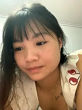 Snapshot of Emlyly-18 chatting on 10/23/25, 06:06 Emlyly-18 online show from 10/23/25, 06:06