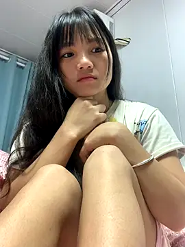 Snapshot of Emlyly-18 chatting on 10/30/25, 02:24 Emlyly-18 online show from 10/30/25, 02:24