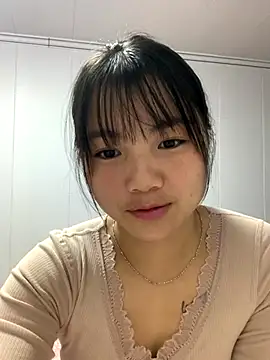 Snapshot of Emlyly-18 chatting on 11/07/25, 03:17 Emlyly-18 online show from 11/07/25, 03:17