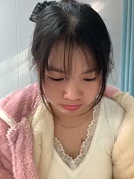 Snapshot of Emlyly-18 chatting on 11/12/25, 01:28 Emlyly-18 online show from 11/12/25, 01:28