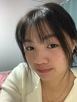 Snapshot of Emlyly-18 chatting on 11/13/25, 01:10 Emlyly-18 online show from 11/13/25, 01:10