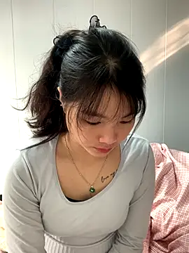 Snapshot of Emlyly-18 chatting on 11/15/25, 01:36 Emlyly-18 online show from 11/15/25, 01:36