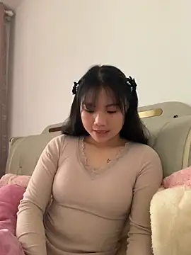 Snapshot of Emlyly-18 chatting on 11/17/25, 04:18 Emlyly-18 online show from 11/17/25, 04:18