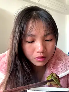 Snapshot of Emlyly-18 chatting on 11/19/25, 12:43 Emlyly-18 online show from 11/19/25, 12:43