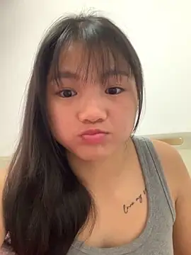 Snapshot of Emlyly-18 chatting on 11/22/25, 01:48 Emlyly-18 online show from 11/22/25, 01:48