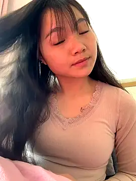 Snapshot of Emlyly-18 chatting on 12/03/25, 05:15 Emlyly-18 online show from 12/03/25, 05:15