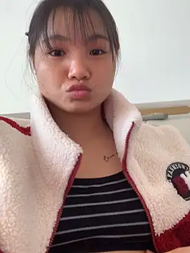 Snapshot of Emlyly-18 chatting on 12/05/25, 06:00 Emlyly-18 online show from 12/05/25, 06:00