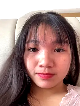 Snapshot of Emlyly-18 chatting on 12/14/25, 05:13 Emlyly-18 online show from 12/14/25, 05:13