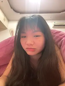 Snapshot of Emlyly-18 chatting on 12/15/25, 11:42 Emlyly-18 online show from 12/15/25, 11:42