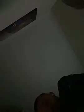 Snapshot of Johnclips2 chatting on 12/17/25, 04:18 Johnclips2 online show from 12/17/25, 04:18