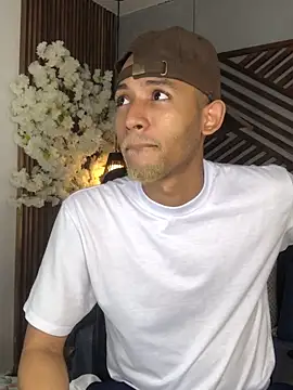 Snapshot of B_Wild chatting on 10/08/25, 03:37 B Wild online show from 10/08/25, 03:37