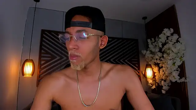 Snapshot of B_Wild chatting on 10/22/25, 03:51 B Wild online show from 10/22/25, 03:51