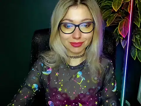 Snapshot of loveHeidi chatting on 12/15/25, 05:23 loveHeidi online show from 12/15/25, 05:23