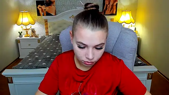 Snapshot of OmniaSher chatting on 10/19/25, 08:59 OmniaSher online show from 10/19/25, 08:59