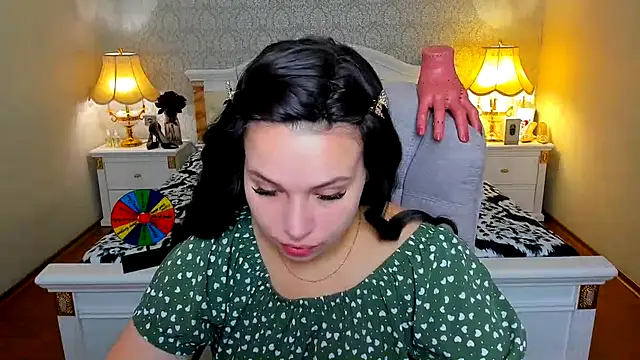 Snapshot of OmniaSher chatting on 11/21/25, 09:52 OmniaSher online show from 11/21/25, 09:52