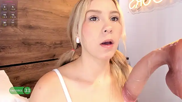 Snapshot of alyamonroe chatting on 10/23/25, 10:47 alyamonroe online show from 10/23/25, 10:47