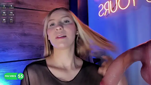 Snapshot of alyamonroe chatting on 11/21/25, 10:36 alyamonroe online show from 11/21/25, 10:36