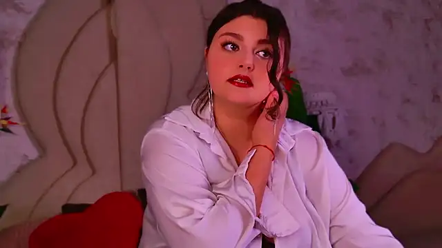 Snapshot of UR_BELLA chatting on 10/14/25, 06:47 UR BELLA online show from 10/14/25, 06:47