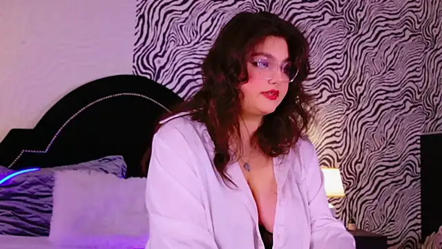 Snapshot of UR_BELLA chatting on 11/06/25, 01:45 UR BELLA online show from 11/06/25, 01:45