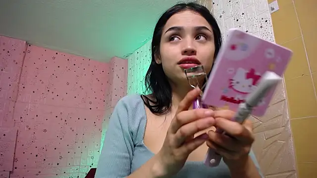 Snapshot of emmydurant chatting on 12/18/25, 08:04 emmydurant online show from 12/18/25, 08:04