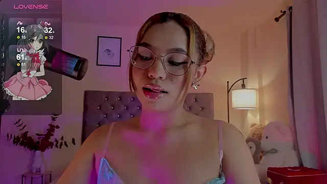 Snapshot of OxanaFedorova1- chatting on 12/13/25, 07:53 OxanaFedorova1- online show from 12/13/25, 07:53