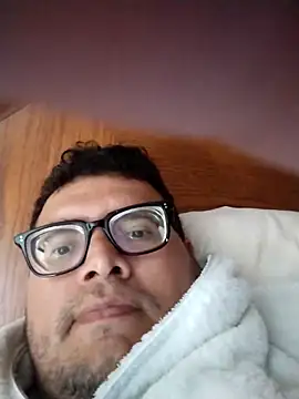 Snapshot of Santiagoqro85 chatting on 09/20/25, 05:03 Santiagoqro85 online show from 09/20/25, 05:03