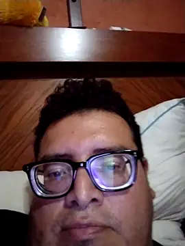 Snapshot of Santiagoqro85 chatting on 10/05/25, 04:11 Santiagoqro85 online show from 10/05/25, 04:11