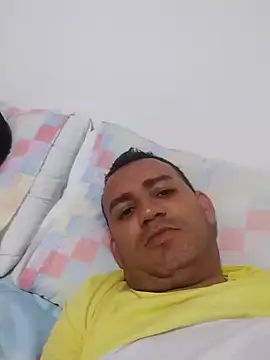 Snapshot of Erick_and_sergio chatting on 09/22/25, 12:45 Erick and sergio online show from 09/22/25, 12:45