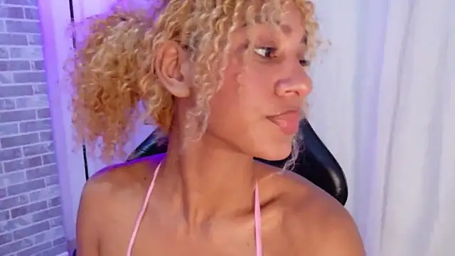 Snapshot of golden_luna chatting on 09/17/25, 04:58 golden luna online show from 09/17/25, 04:58