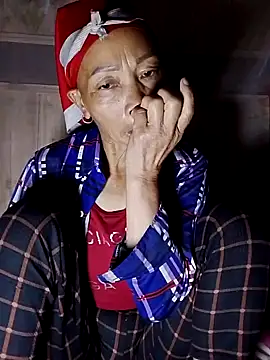 Snapshot of -Xuka-200 chatting on 11/08/25, 12:11 -Xuka-200 online show from 11/08/25, 12:11