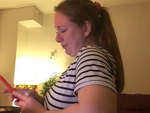 Snapshot of MazySunny chatting on 10/31/25, 09:05 MazySunny online show from 10/31/25, 09:05